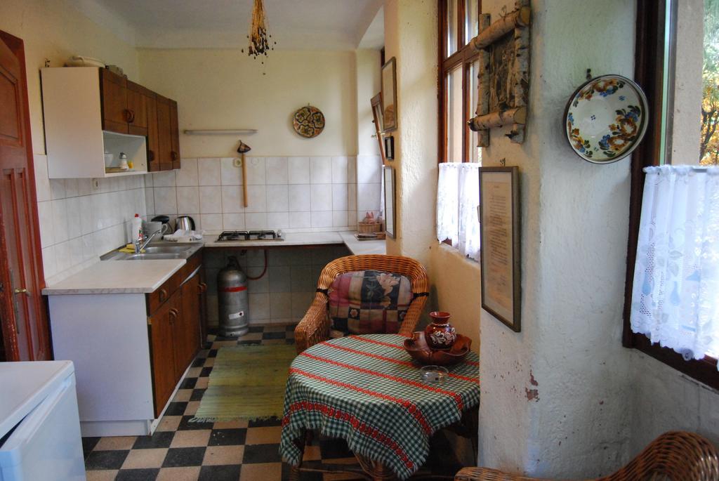 Boroka Apartmanhazak - Oereghaz Velem Ruang foto